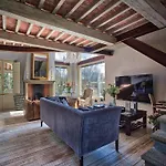 Villa In Orentano With Private Pool 빌라