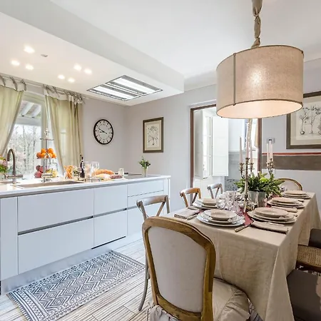 Stylish With Pool Near Lucca 빌라