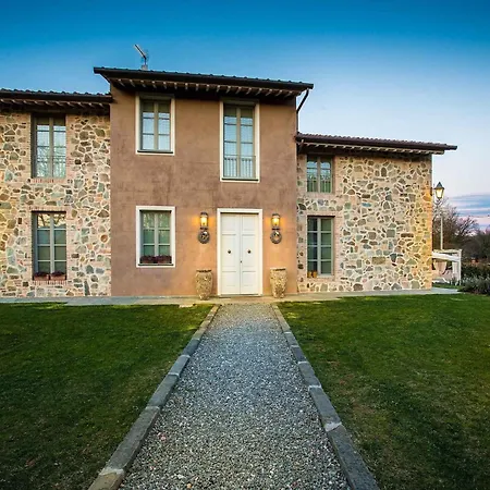 Stylish With Pool Near Lucca 빌라